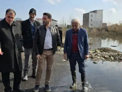 بازدید عضو شورای شهر از وضعیت آبگرفتگی کوی ۱۴ متری لاله رشت