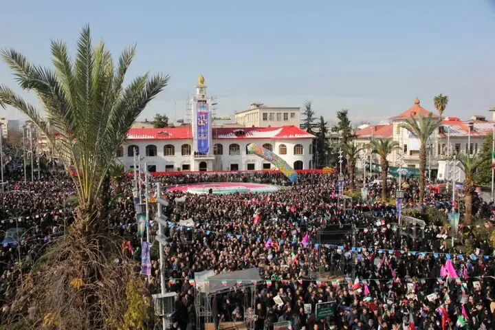 مردم ولایتمدار گیلان با در دست داشتن پرچم های رنگی امروز با حضورشان در راهپیمایی ۲۲ بهمن نشان دادند همواره پای انقلاب و نظام تا آخرین قطره خون ایستاده اند.