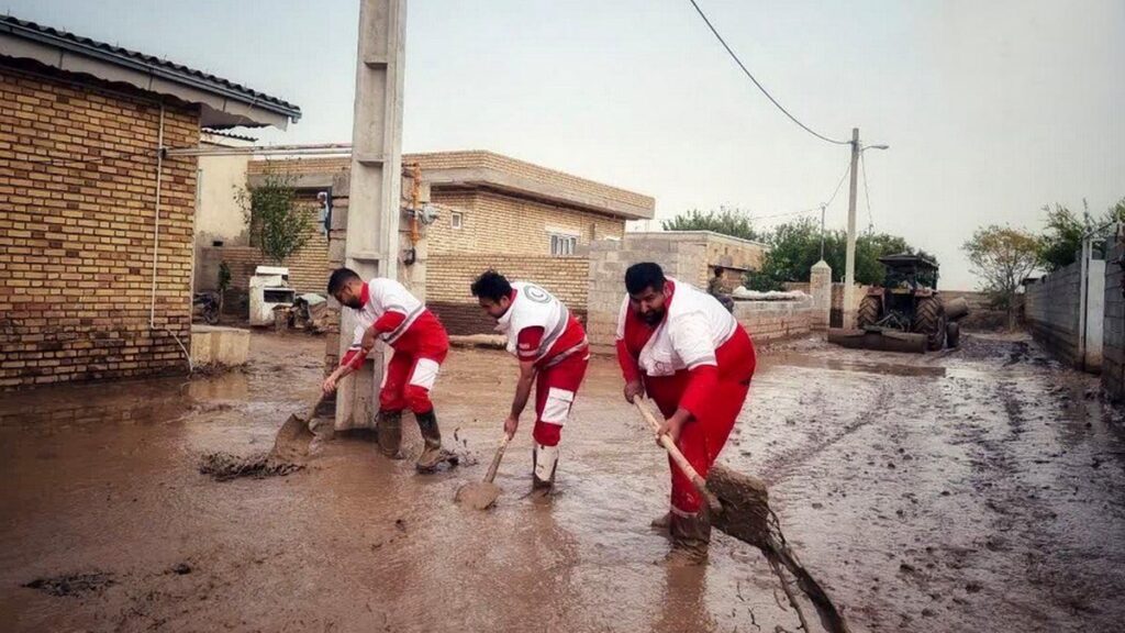 کمک‌های فوری به سیل‌زدگان منطقه پیربازار رشت ؛ عملیات امدادی ادامه دارد