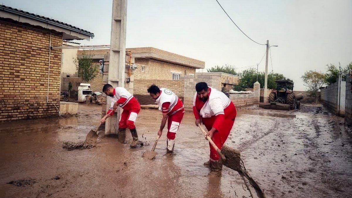 کمک‌های فوری به سیل‌زدگان منطقه پیربازار رشت ؛ عملیات امدادی ادامه دارد