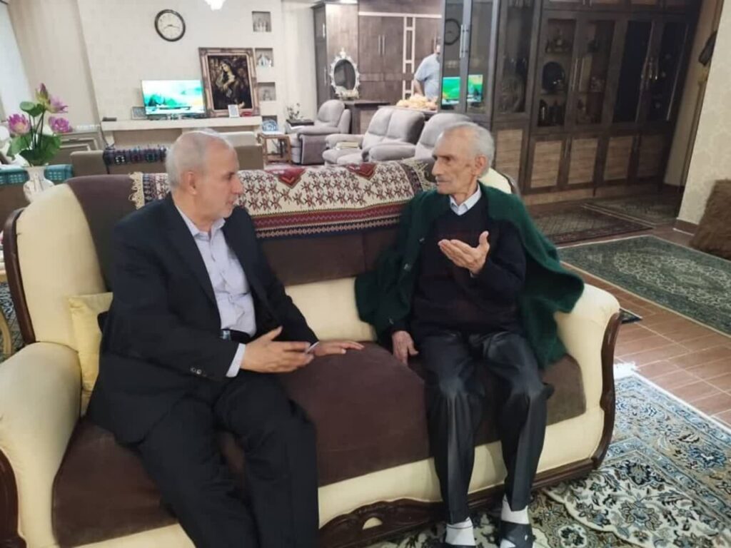 نماینده رشت در مجلس به دیدار معلم بازنشسته خود رفت