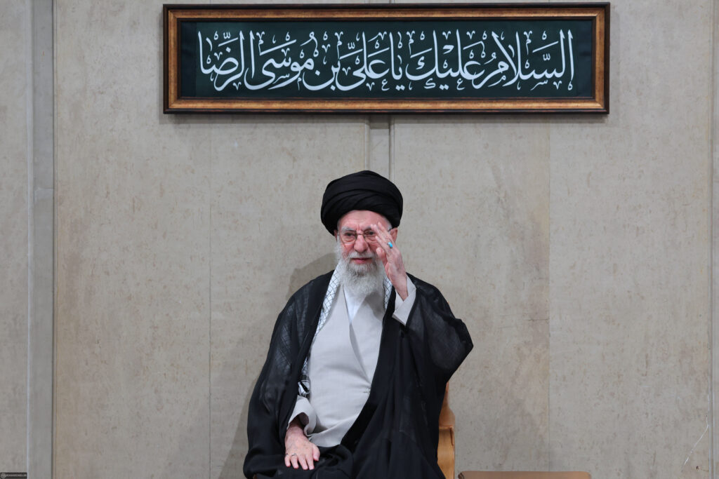 رهبر انقلاب: ملت ایران در برابر خواسته اهانت‌آمیز آمریکا با قدرت ایستادگی می‌کند