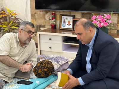 عیادت فرماندار لنگرود از نویسنده و جانباز ۷۰ درصد دفاع مقدس