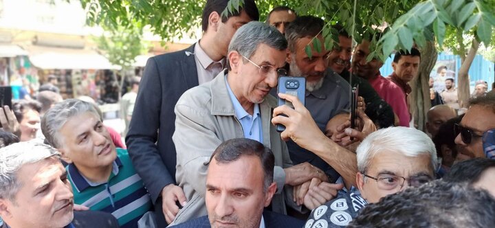 بازگشت احمدینژاد به صحنه سیاست شش ماه مانده به انتخابات شوراها