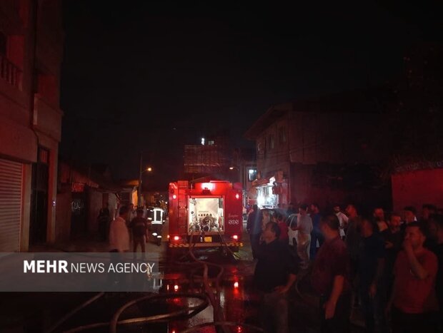 آتش‌سوزی مهیب کارگاه چوب در رشت مهار شد