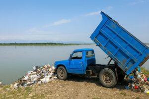 تخلیه زباله دهیاری در حاشیه سفیدرود / محیط زیست آستانه‌اشرفیه اعلام جرم کرد