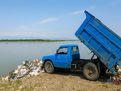 تخلیه زباله دهیاری در حاشیه سفیدرود / محیط زیست آستانه‌اشرفیه اعلام جرم کرد