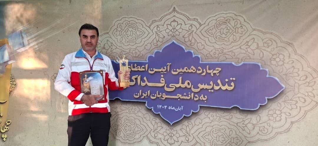 دریافت دوباره تندیس ملی فداکاری توسط دانشجوی گیلانی؛ امیر مؤمنی بار دیگر درخشش آفرید