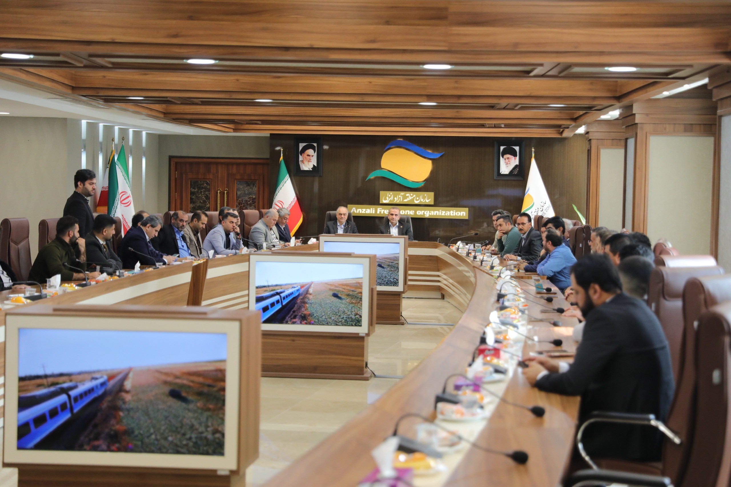 نشست مدیرعامل سازمان منطقه آزاد انزلی با سرمایه‌گذاران خارجی