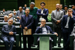 سیل استیضاح‌ها علیه دولت پزشکیان؛ سناریوی تغییر نیمی از کابینه روی میز مجلس