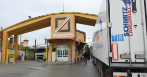 پس از هفته‌ها انتظار؛ تردد کامیون‌های صادراتی از مرز آستارا عادی شد