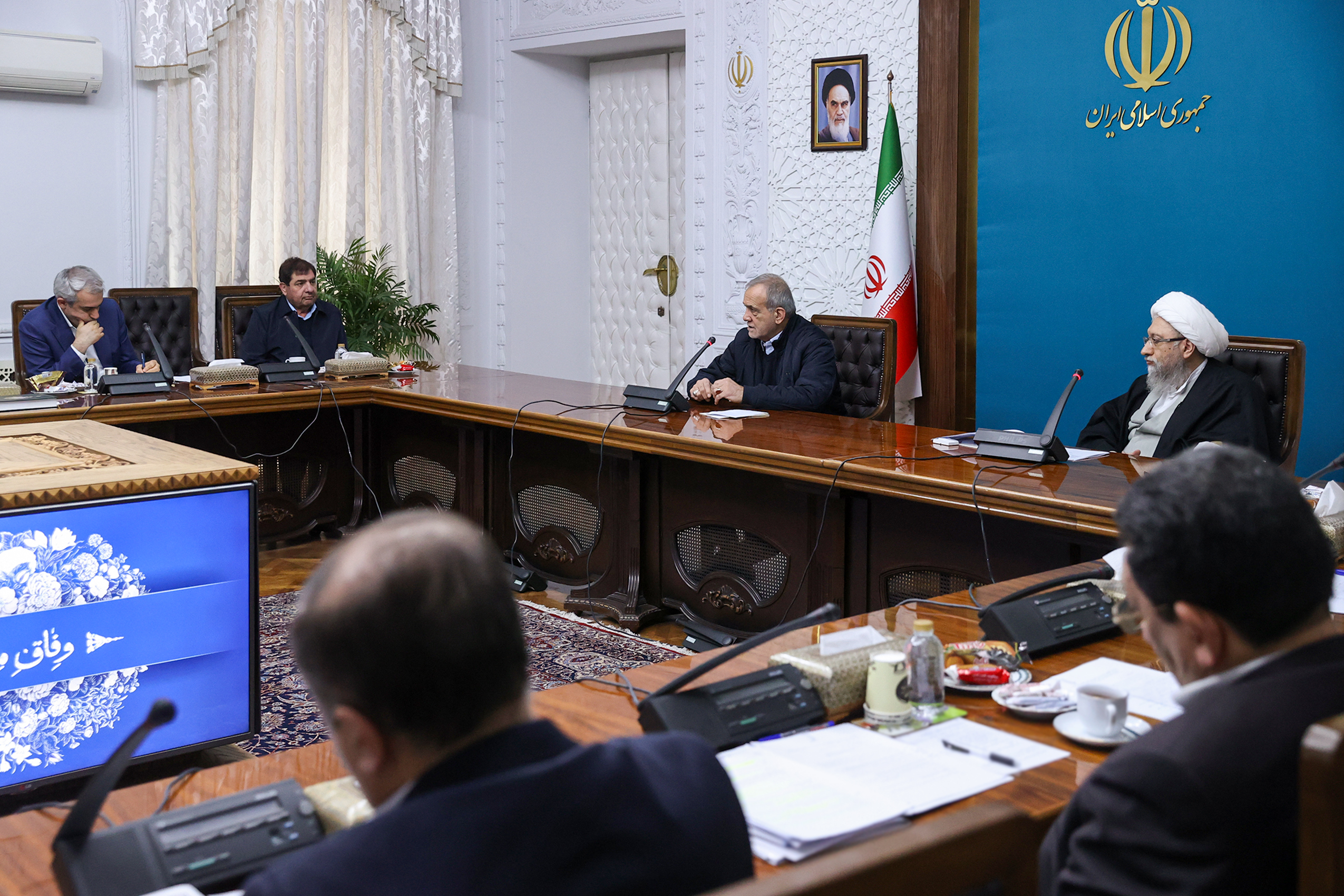 تخریب یا تضعیف دولت از تریبون‌های رسمی توجیه‌پذیر نیست