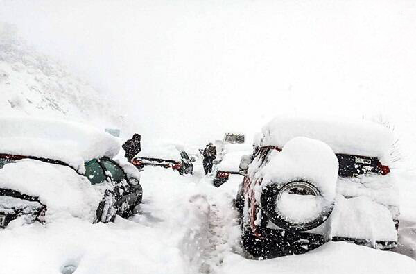 محاصره ۱۰۰ روستای رودسر در برف ؛ بازگشایی راه های روستایی زمان‌بر است