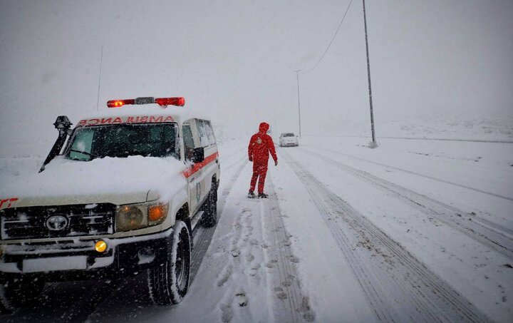عملیات گسترده هلال‌ احمر گیلان در برف؛ رهاسازی ۱۱۵ خودرو و اسکان اضطراری ۴۰ نفر
