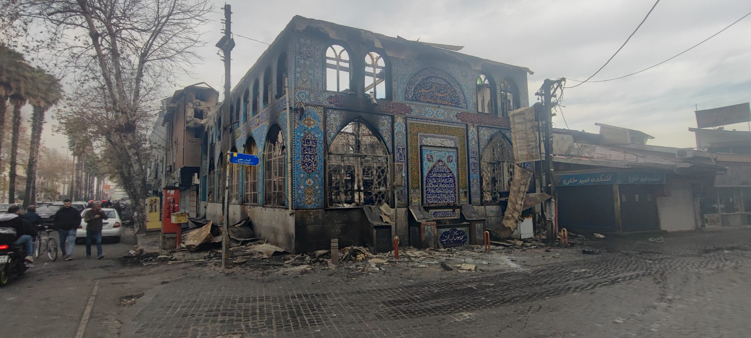 به آتش کشیدن بیش از ۱۳ مسجد، ۱۷ خودروی آتش‌نشانی، ۱۱ اداره دولتی، ۱۶ شعبه بانک در رشت