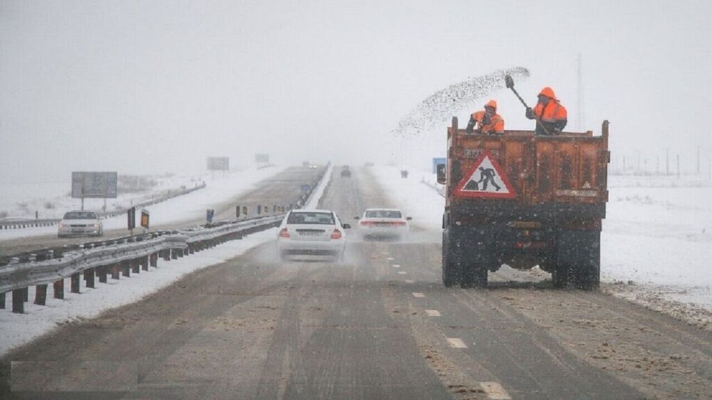 بارش برف و باران در محورهای ۱۳ استان/ تردد در جاده‌های شمالی روان است