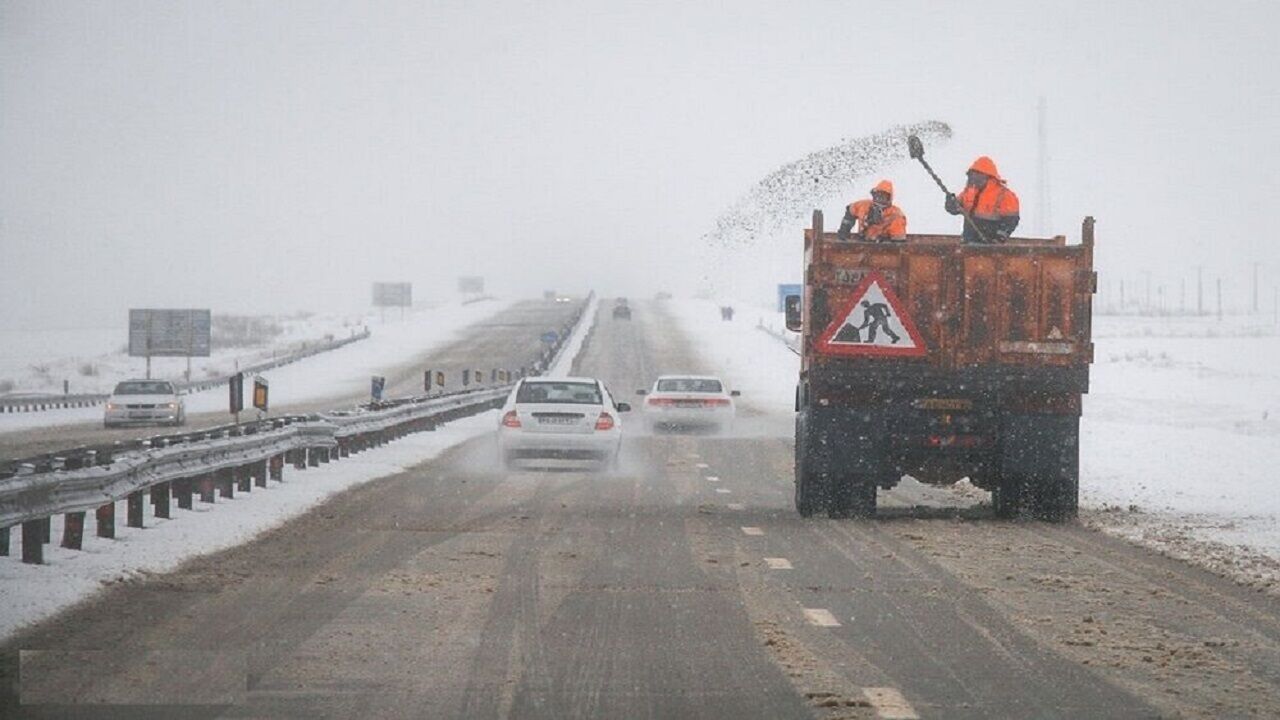 بارش برف و باران در محورهای ۱۳ استان/ تردد در جاده‌های شمالی روان است