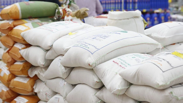 گرانفروشی میلیاردی برنج در رودسر؛ کشف ۱۶۷ کیسه در فروشگاه زنجیره‌ای