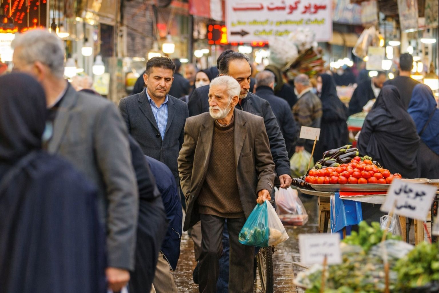 عقب‌ماندگی ۸۳ درصدی مزد از تورم؛ «گرانی بنزین» سفره‌های خالی را ذوب می‌کند!
