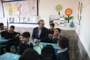 وقتی مدیرعامل، هم‌کلاس دانش‌آموزان شد؛ زنگ مهر در مدرسه شهید حق‌نیا