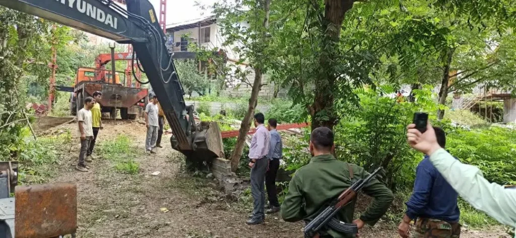 رفع تصرف ۸۰۰ مترمربع از بستر و حریم رودخانه در لنگرود