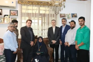 مدیرکل نوسازی مدارس گیلان به دیدار مادر سه شهید رفت